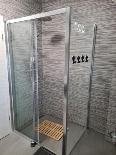 eine Duschkabine mit einer Bank im Bad in der Unterkunft Maya-K apartment near city center in Ljubljana