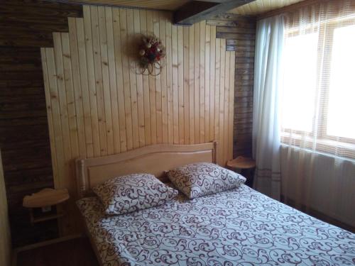 En eller flere senger på et rom på Homestay Opryshky