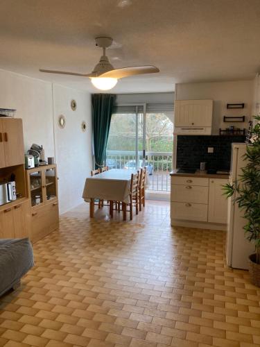 Kuchyň nebo kuchyňský kout v ubytování Magnifique T2 Port de Carnon avec Wifi - Mer à 400m