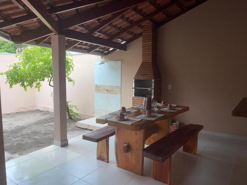 cocina con mesa, bancos y fogones en Refúgio Pradense, en Prado