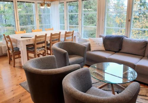 un salon avec un canapé, des chaises et une table dans l'établissement Ruka Pyhäjärvenrinne, à Kuusamo
