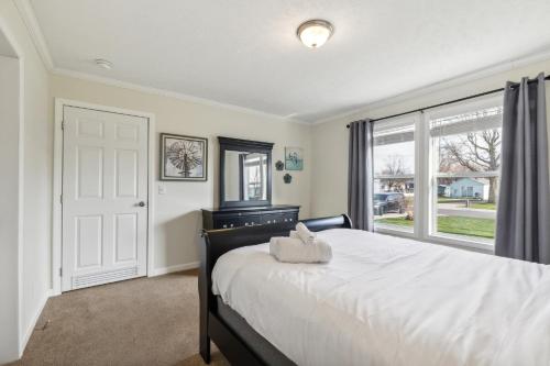 Ein Bett oder Betten in einem Zimmer der Unterkunft Sunsets & Serenity- Port Clinton Waterfront Stay home