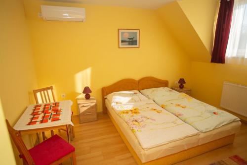 Posteľ alebo postele v izbe v ubytovaní Kondics Apartmanház