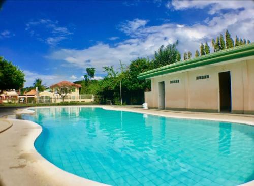 una grande piscina con acqua azzurra di ONE Guest Place 2BHK Apartment near Silay Airport a Panaogao