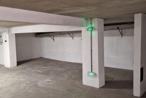 an empty room with a green light on the wall at Hyper-centre et bord de mer avec clim et parking! in Arcachon