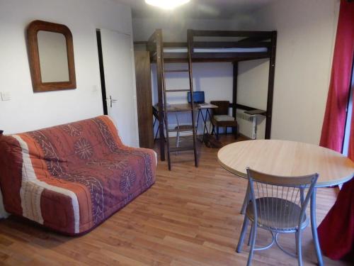 un salon avec un canapé et une table dans l'établissement Voilà un joli studio toulousain !, à Toulouse