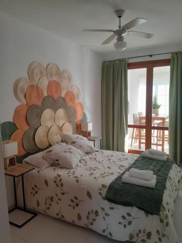 una camera da letto con un letto con un grande dipinto sul muro di Acogedor apartamento con vistas 80 m2 ad Alcossebre