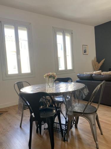 un salon avec une table, des chaises et un canapé dans l'établissement Maison de charme neuf hyper centre Bordeaux, à Bordeaux