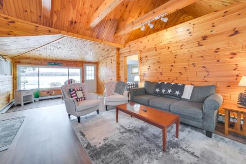 Posezení v ubytování 7 Mi to Nubs Nob Lakefront Abode with Fire Pit!