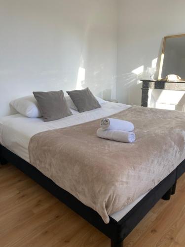 un lit avec deux serviettes dessus dans l'établissement Maison de charme neuf hyper centre Bordeaux, à Bordeaux