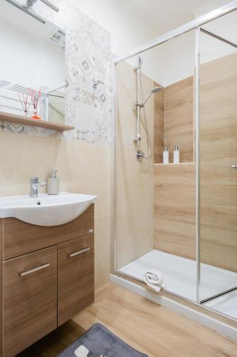 Ένα μπάνιο στο Tinellari Rooms