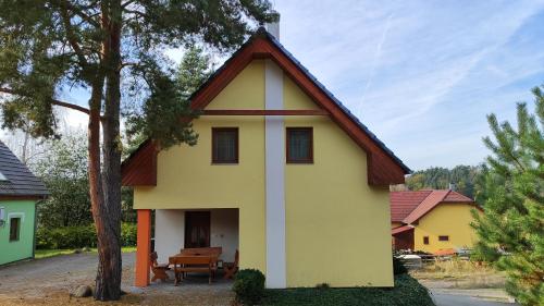 Resort Koloděje-žlutý dům