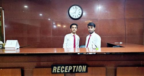Clientes alojados en The Grand Palace Hotel & Resturant