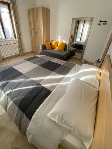 a large bed in a room with a couch at Il Giardino Segreto in Assisi