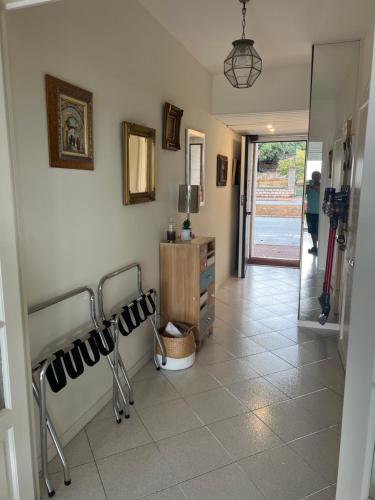 une chambre avec des équipements de base-ball sur le mur dans l'établissement Le PAMELA face a la MER, à Menton