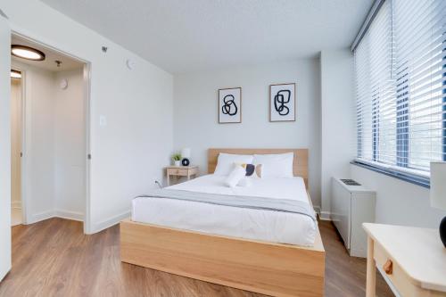 Ένα ή περισσότερα κρεβάτια σε δωμάτιο στο Comfy Apt All-In Like Home!