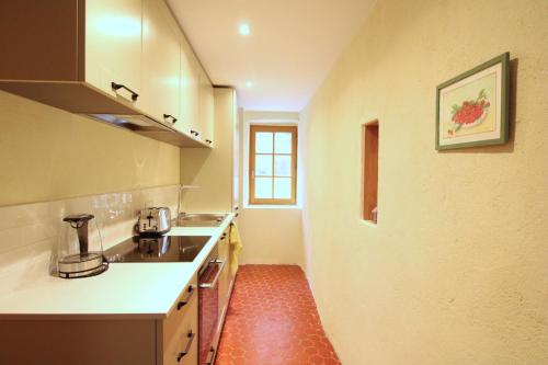 une cuisine avec un évier et un plan de travail dans l'établissement Casa Giulia - Duplex Eva, à LʼÎle-Rousse