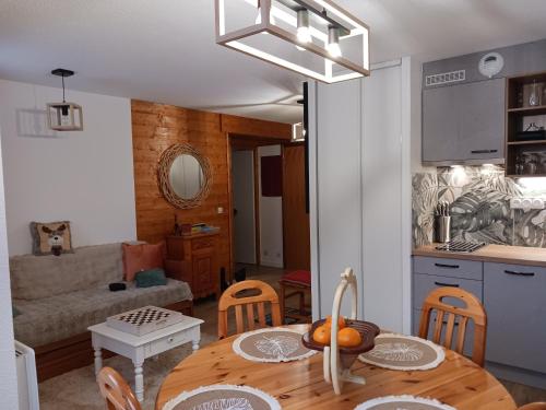une cuisine et une salle à manger avec une table et des chaises dans l'établissement Aussois 4 personnes, à Aussois