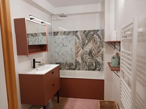 une salle de bain avec un lavabo et une douche dans l'établissement Aussois 4 personnes, à Aussois