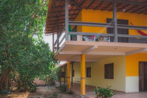 un edificio amarillo con un balcón en el lateral. en Casa Terraço Alter, en Santarém