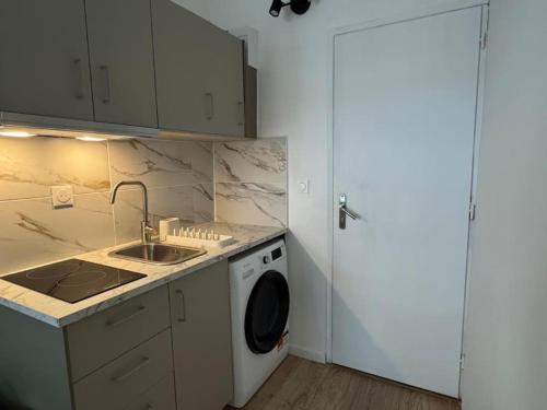 une cuisine avec un évier et une machine à laver dans l'établissement Studio Cosy 1 Chambre Proche Paris & Versailles, à Les-Loges-en-Josas