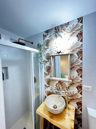 a bathroom with a sink and a shower at Guesthouse Ca'Artù in Pozo Izquierdo