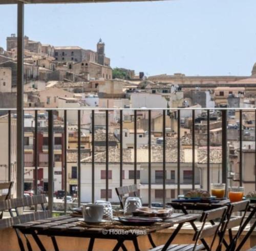 un tavolo e sedie con vista sulla città di Villa Rosaria Rooms a Noto