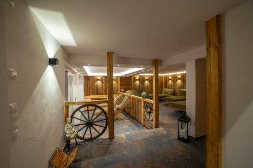 a living room with aokedoked wheel in the middle of a room at Boutiquehotel - Michl in Sautens