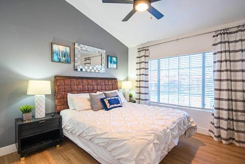 ein Schlafzimmer mit großem Bett und Fenster in der Unterkunft Family-Friendly Stay , Tennis & Basketball Courts, King Beds & Parking- H2167 in Scottsdale