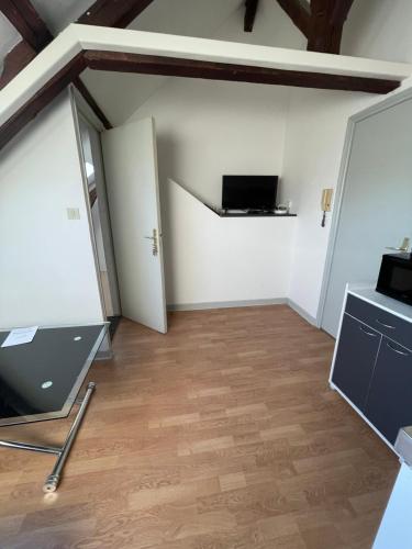 Cette chambre dispose d'un ordinateur portable sur une table et d'une télévision. dans l'établissement CosyAppart Caudry, à Caudry