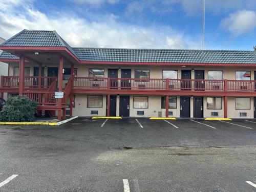 a building with a parking lot in front of it at Jet Inn Motel-SeaTac, Tukwila in Tukwila