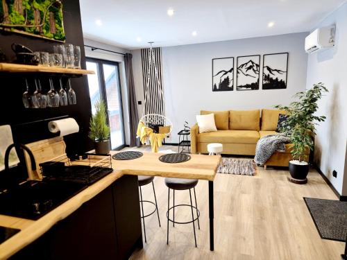 Гостиная зона в COSY CABINS - las, jezioro, góry, prywatna sauna, balia bez limitu