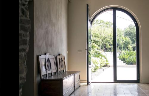 an entryway with an open door to a patio at Talè Restaurant & Suite in Piedimonte Etneo