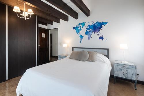 Un pat sau paturi într-o cameră la La Casa De SCOTT CON PISCINA Y JACUZZI CLIMATIZADOS