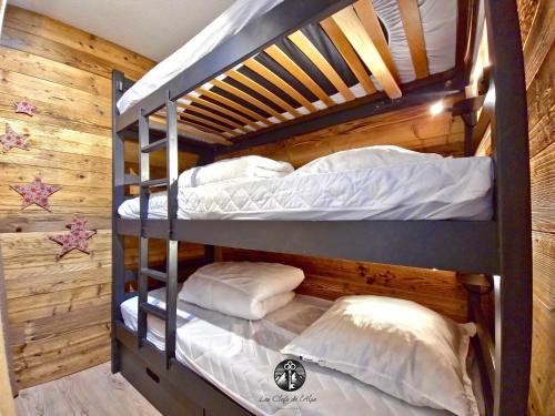 Dos literas en una habitación con paredes de madera. en Nouveau ! Studio rénové design, en LʼHuez