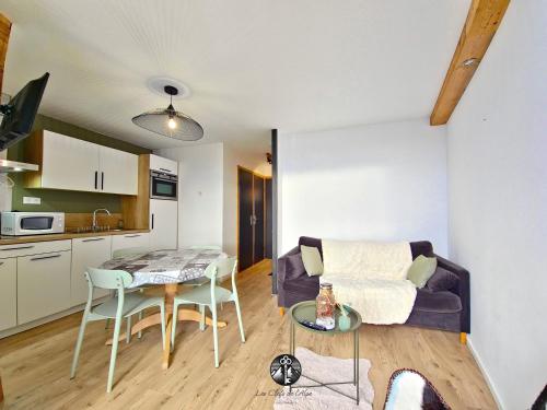 un salon avec un canapé et une table dans l'établissement Nouveau ! Studio rénové design, à Huez