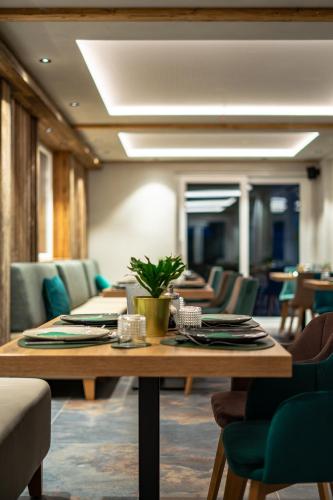 a row of tables and chairs in a restaurant at Boutiquehotel - Michl in Sautens