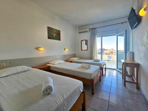 Giường trong phòng chung tại Niki Hotel Paralia