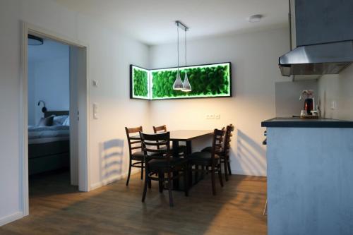 a kitchen and dining room with a table and chairs at Komfort Ferienwohnung Altstadt Bad Belzig in Bad Belzig
