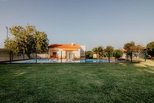 a house with a swimming pool in a yard at Country Club - Sto Estevao in Benavente