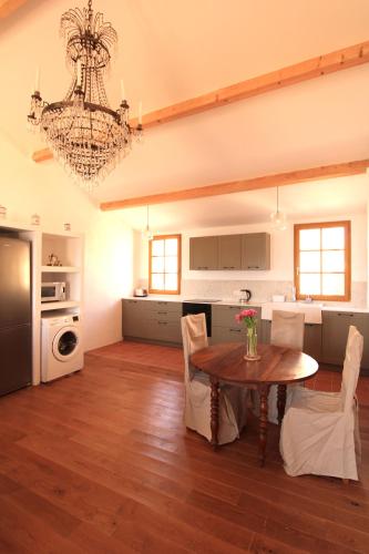 une cuisine et une salle à manger avec une table et des chaises dans l'établissement Casa Giulia - Duplex Léonora, à LʼÎle-Rousse