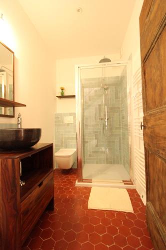 une salle de bain avec une douche en verre et un lavabo dans l'établissement Casa Giulia - Duplex Léonora, à LʼÎle-Rousse