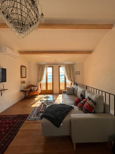 - un salon avec un canapé et un lustre dans l'établissement Casa Giulia - Duplex Léonora, à LʼÎle-Rousse