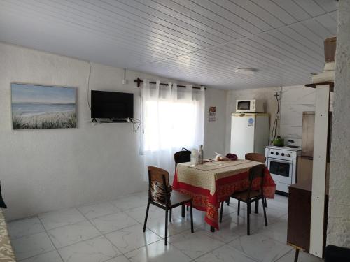 a kitchen with a table and chairs in a room at Sol Pleno in Colonia Española