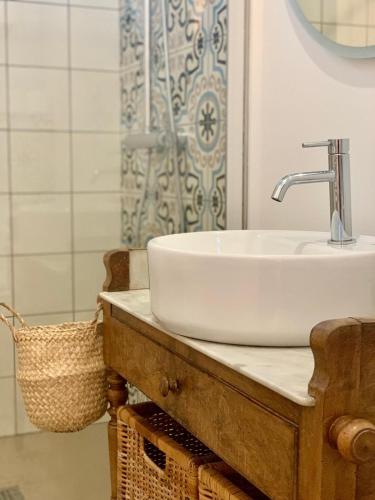 une salle de bain avec un lavabo et une douche dans l'établissement Château Batsères, à Landiras