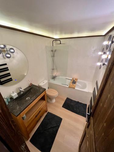 une salle de bain avec un lavabo, des toilettes et une baignoire dans l'établissement Appartement Bourg Saint Maurice, à Bourg-Saint-Maurice