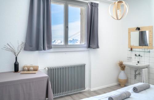 Una cama o camas en una habitación de Berghotel Pischa Mountain Lodge