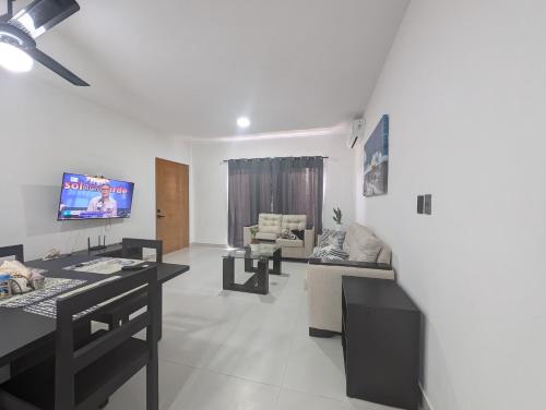 TV a/nebo společenská místnost v ubytování Modern 2BR Apartment 3 Min from Airport with Free Parking