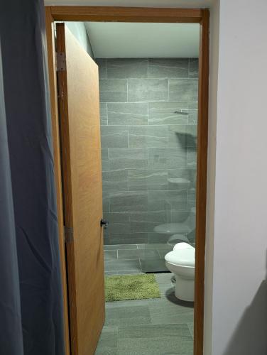 Koupelna v ubytování Modern 2BR Apartment 3 Min from Airport with Free Parking