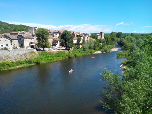 Les Voûtes - Chambres d'Hôtes à Lanas en Sud Ardèche - Près de Vogüé, Balazuc, Grotte Chauvet - Demi-Pension - Terrasse, Parking